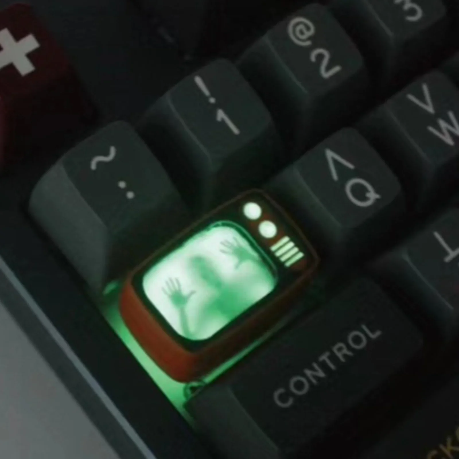 Niche Retro TV Artisan Keycap - Image 3
