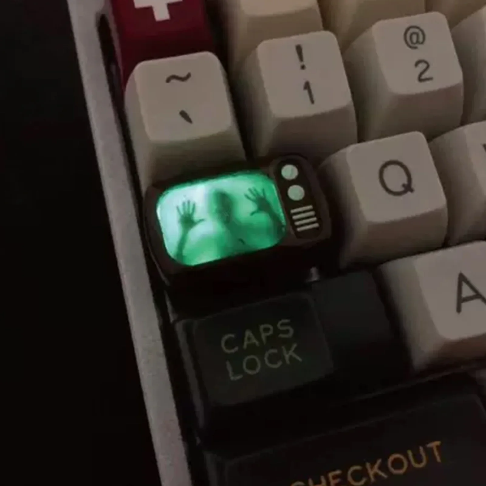 Niche Retro TV Artisan Keycap - Image 5